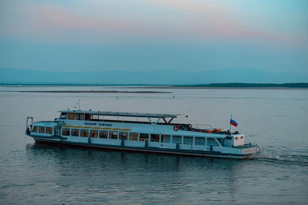 Khabarovsk, Russie - 17 mai 2019 : Coucher de soleil sur le remblai de l'Amour. Navire à passagers sur l'Amour au coucher du soleil . — Photo