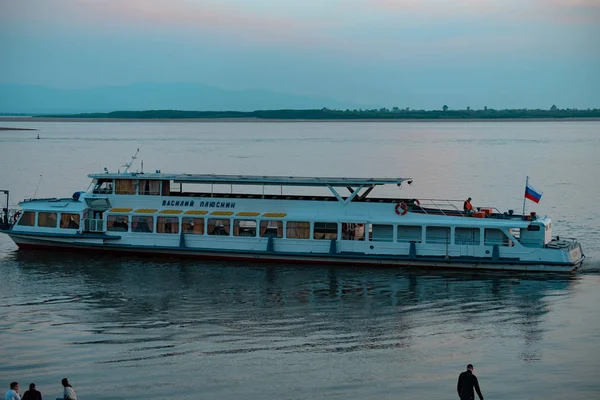 Khabarovsk, Rusia - 17 de mayo de 2019: Puesta de sol en el terraplén del río Amur. Buque de pasajeros en el río Amur al atardecer . —  Fotos de Stock