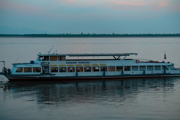 Khabarovsk, Russia - May, 17, 2019: Sunset on the Amur river embankment. Passenger ship on the Amur river during sunset. — Stock Photo, Image