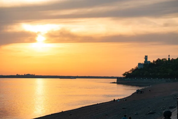 Puesta de sol en el terraplén del río Amur en Jabárovsk, Rusia . — Foto de Stock