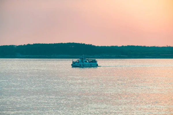 Khabarovsk, Rusia - 17 de mayo de 2019: Puesta de sol en el terraplén del río Amur. Buque de pasajeros en el río Amur al atardecer . —  Fotos de Stock