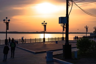 Khabarovsk, Rusya - 17 Mayıs 2019: Amur nehri üzerinde gün batımı.