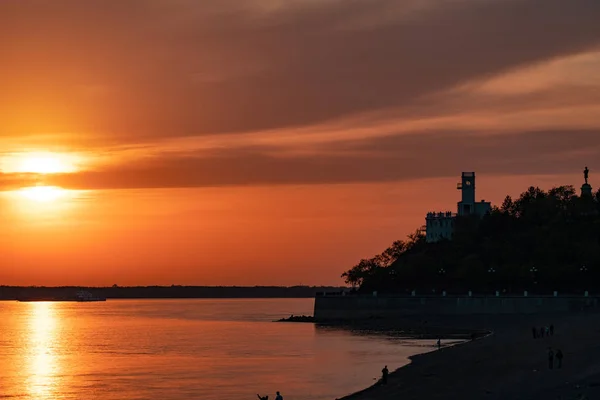 Sonnenuntergang am Ufer des Amur in Chabarowsk, Russland. — Stockfoto