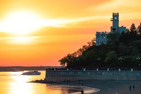 Khabarovsk, russland - 17. Mai 2019: Sonnenuntergang am Ufer des Amur. — Stockfoto