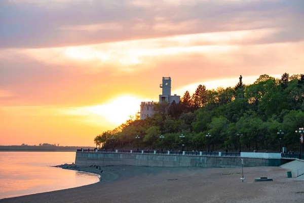 Khabarovsk, Russia - 17 maggio 2019: Tramonto sull'argine del fiume Amur . — Foto Stock