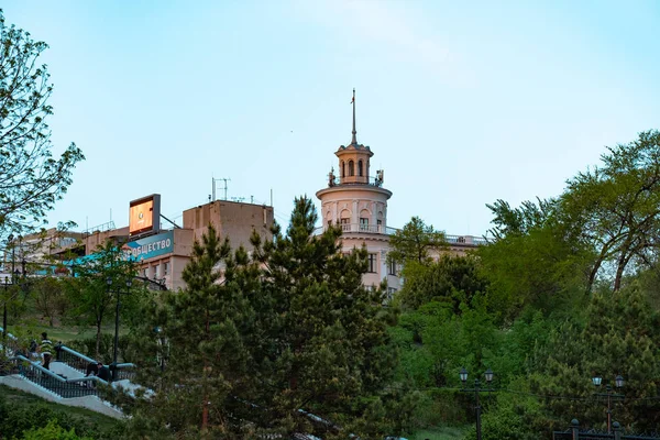 Khabarovsk, russland - 17. Mai 2019: Sonnenuntergang am Ufer des Amur. — Stockfoto