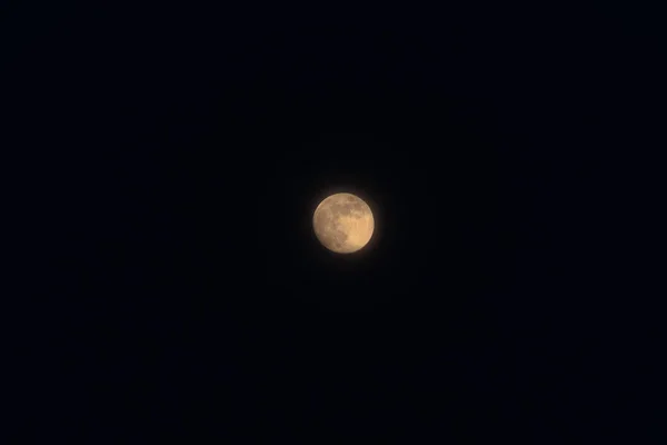 Pełnia księżyca odizolowana na czarnym niebie — Zdjęcie stockowe