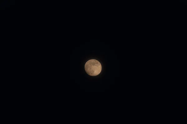 Pełnia księżyca odizolowana na czarnym niebie — Zdjęcie stockowe