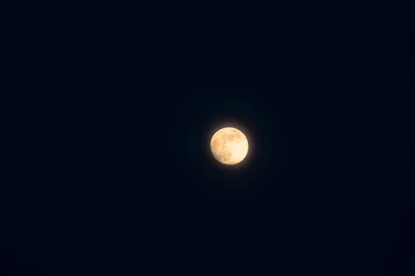 Pleine lune isolée sur un ciel noir — Photo