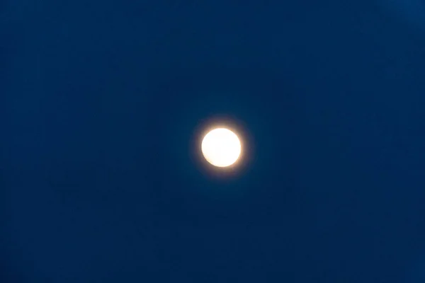 Luna llena aislada en un cielo negro —  Fotos de Stock