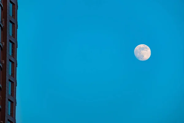Fullmåne isolerad på en svart himmel — Stockfoto