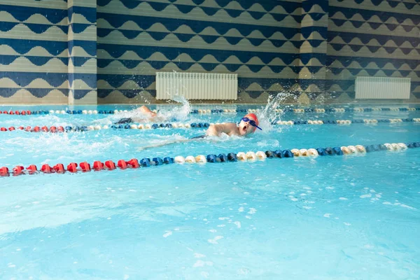 Habarovszk, Oroszország-május 19, 2019: gyermek úszás Freestyle. Fedett úszómedence tiszta, kék vízzel. — Stock Fotó