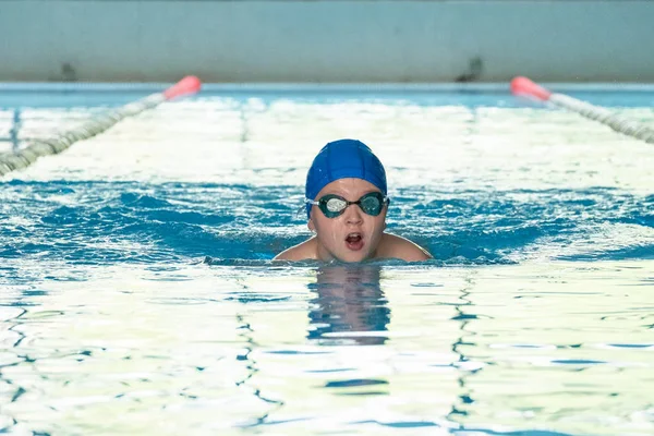 Khabarovsk, Rusia - 19 de mayo de 2019: niños nadando Breaststroke. Piscina cubierta con agua azul clara . —  Fotos de Stock