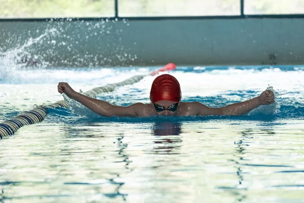 Khabarovsk, Rusia - 19 de mayo de 2019: niños nadando Mariposa. Piscina cubierta con agua azul clara . —  Fotos de Stock