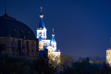Amur Nehri 'nden Khabarovsk şehrinin Gece Manzarası. Mavi gece gökyüzü. Gece şehri fenerlerle parıldıyor..