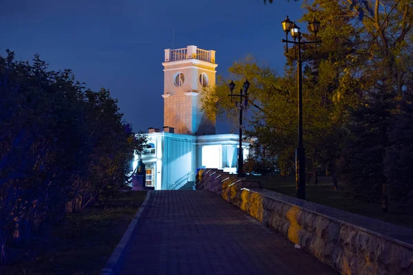 Ночной вид на город Хабаровск с реки Амур. Голубое ночное небо. Ночной город освещается светильниками. — стоковое фото