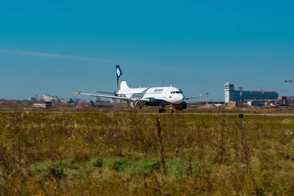 Khabarovsk, Rusko-září 29, 2018: Airbus A319 – 100 VP-BWA uzavření letecké společnosti Aurora — Stock fotografie