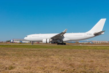 Khabarovsk, Rusya - 29 Eylül 2018: Airbus A330-200 Vp-Bub Nordwind Airlines, Khabarovsk havaalanına iniyor.