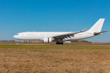 Khabarovsk, Rusya - 29 Eylül 2018: Airbus A330-200 Vp-Bub Nordwind Airlines, Khabarovsk havaalanına iniyor.