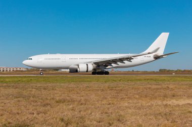 Khabarovsk, Rusya - 29 Eylül 2018: Airbus A330-200 Vp-Bub Nordwind Airlines, Khabarovsk havaalanına iniyor.