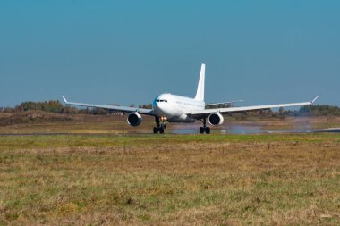 Khabarovsk, Rusya - 29 Eylül 2018: Airbus A330-200 Vp-Bub Nordwind Airlines, Khabarovsk havaalanına iniyor.
