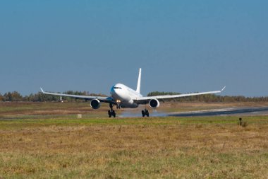 Khabarovsk, Rusya - 29 Eylül 2018: Airbus A330-200 Vp-Bub Nordwind Airlines, Khabarovsk havaalanına iniyor.