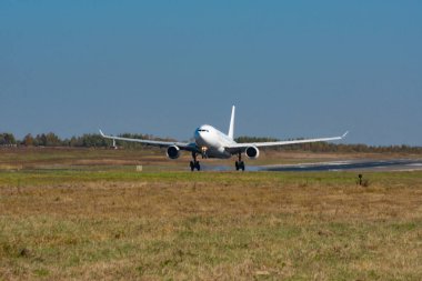 Khabarovsk, Rusya - 29 Eylül 2018: Airbus A330-200 Vp-Bub Nordwind Airlines, Khabarovsk havaalanına iniyor.