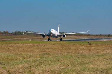 Khabarovsk, Rusya - 29 Eylül 2018: Airbus A330-200 Vp-Bub Nordwind Airlines, Khabarovsk havaalanına iniyor.