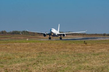 Khabarovsk, Rusya - 29 Eylül 2018: Airbus A330-200 Vp-Bub Nordwind Airlines, Khabarovsk havaalanına iniyor.