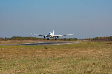 Khabarovsk, Rusya - 29 Eylül 2018: Airbus A330-200 Vp-Bub Nordwind Airlines, Khabarovsk havaalanına iniyor.
