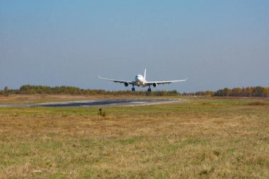 Khabarovsk, Rusya - 29 Eylül 2018: Airbus A330-200 Vp-Bub Nordwind Airlines, Khabarovsk havaalanına iniyor.