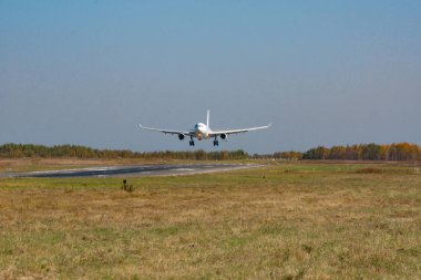 Khabarovsk, Rusya - 29 Eylül 2018: Airbus A330-200 Vp-Bub Nordwind Airlines, Khabarovsk havaalanına iniyor.