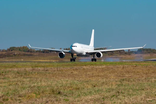 KHABAROVSK, RUSIA - SEP 29, 2018: Airbus A330-200 VP-BUB Nordwind Airlines aterriza en el aeropuerto de Khabarovsk . — Foto de Stock
