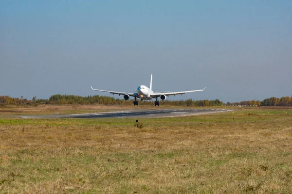 Khabarovsk, Rusya - 29 Eylül 2018: Airbus A330-200 Vp-Bub Nordwind Airlines, Khabarovsk havaalanına iniyor.