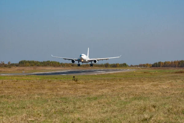 Khabarovsk, Rusya - 29 Eylül 2018: Airbus A330-200 Vp-Bub Nordwind Airlines, Khabarovsk havaalanına iniyor.