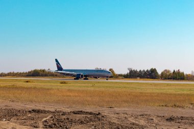 KHABAROVSK, RUSSIA - SEP 29, 2018: Aircraft Boeing 777-300 VQ-BIL Aeroflot airline lands at the airport of Khabarovsk.