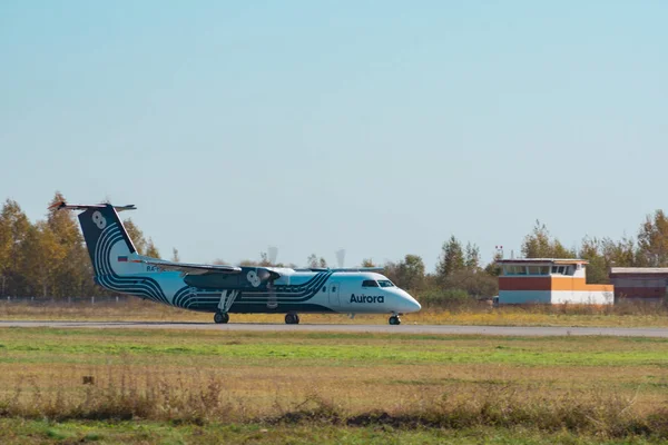 Khabarovsk, russland - sep 29, 2018: de havilland canada dhc-8-400 ra-67260 aurora airline landet auf dem flughafen von khabarovsk. — Stockfoto