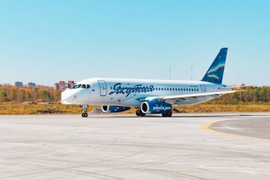 Khabarovsk, Rusya-29 Eyl, 2018: Sukhoi Superjet 100 ra-89038 Yakutia havayolu yakın çekim kapalı alır