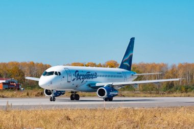 Khabarovsk, Rusya-29 Eyl, 2018: Sukhoi Superjet 100 ra-89038 Yakutia havayolu yakın çekim kapalı alır