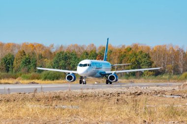 Khabarovsk, Rusya-29 Eyl, 2018: Sukhoi Superjet 100 ra-89038 Yakutia havayolu yakın çekim kapalı alır