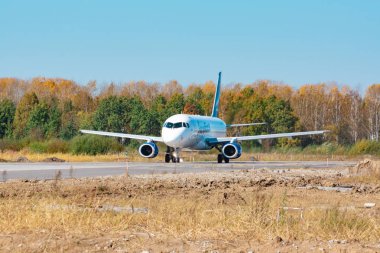 Khabarovsk, Rusya-29 Eyl, 2018: Sukhoi Superjet 100 ra-89038 Yakutia havayolu yakın çekim kapalı alır