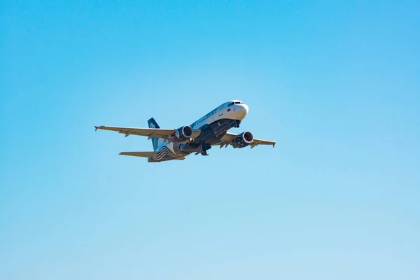 Khabarovsk, Rusya-Eylül 29, 2018: Airbus A319-100 Başkan Yardımcısı-buo Aurora havayolu yakın çekim kapalı alır
