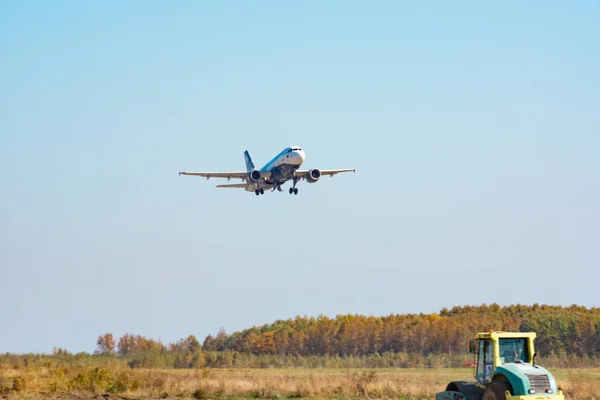 Χαμπάροφσκ, Ρωσία-29 Σεπ, 2018: Airbus A319-100 VP-Buo του κλεισίματος της αεροπορικής εταιρείας Aurora απογειώματα — Φωτογραφία Αρχείου