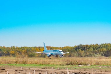 Khabarovsk, Rusya-29 Eyl, 2018: Sukhoi Superjet 100 ra-89010 ıraero Airlines, Khabarovsk Havaalanı 'nda arazi.