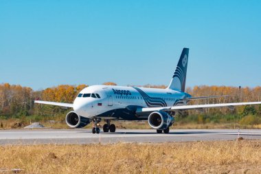 Khabarovsk, Rusya-Eylül 29, 2018: Airbus A319-100 Başkan Yardımcısı-buo Aurora havayolu yakın çekim kapalı alır