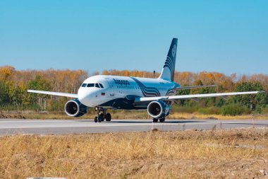 Khabarovsk, Rusya-Eylül 29, 2018: Airbus A319-100 Başkan Yardımcısı-buo Aurora havayolu yakın çekim kapalı alır