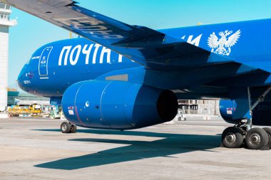 Khabarovsk, Rusya-29 Eyl, 2018: Tupolev Tu-204 ra-64051 Aviastar Airlines Khabarovsk Havaalanı 'nda yer almaktadır. Uçak Rus Post.