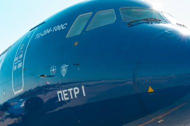 Khabarovsk, Rusya-29 Eyl, 2018: Tupolev Tu-204 ra-64051 Aviastar Airlines Khabarovsk Havaalanı 'nda yer almaktadır. Uçak Rus Post.