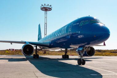 Khabarovsk, Rusya-29 Eyl, 2018: Tupolev Tu-204 ra-64051 Aviastar Airlines Khabarovsk Havaalanı 'nda yer almaktadır. Uçak Rus Post.