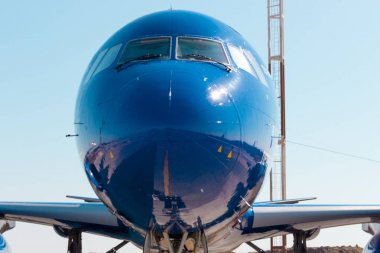 Khabarovsk, Rusya-29 Eyl, 2018: Tupolev Tu-204 ra-64051 Aviastar Airlines Khabarovsk Havaalanı 'nda yer almaktadır. Uçak Rus Post.